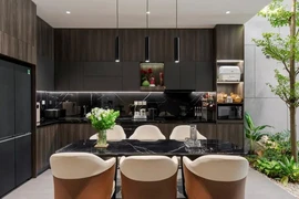 Tủ bếp: Làm kịch trần hay chừa khoảng hở?