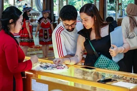 Các công ty du lịch thích ứng thế nào với mùa mưa lũ kéo dài?