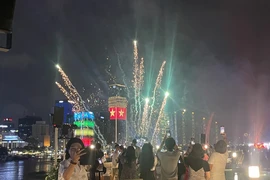 Chi hàng triệu đồng, khách vẫn khó tìm chỗ ngắm pháo hoa đẹp tại TP.HCM