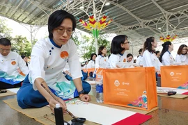 Hơn 1.000 người đồng diễn thư pháp chào năm mới