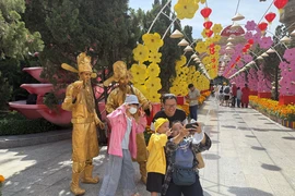 Người dân TP.HCM nhộn nhịp vui chơi mùng 3 Tết