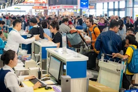 Tránh chiến sự Trung Đông, khách Việt bay châu Âu thế nào?
