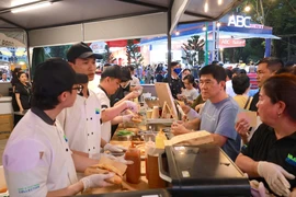 Ngắm tháp Eiffel làm từ bánh mì tại lễ hội quy mô lớn ở TP.HCM
