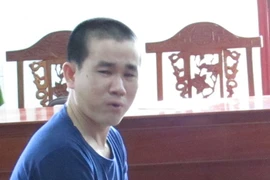 Giả vờ nói chuyện với cha mẹ để tìm cách hiếp dâm bé gái
