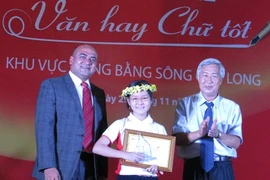 Cô bé 'thích làm mẹ' đạt giải nhất Văn hay - chữ tốt ĐBSCL