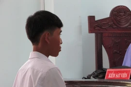 Rủ nhau cướp tiền của đứa trẻ bán vé số