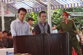 Vô cớ đánh người, 2 anh em họ dắt nhau vào tù 