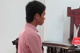 Không xin được số điện thoại, 3 người đánh một học sinh