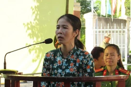 Đang ngồi ăn bún, thấy tiền liền theo
