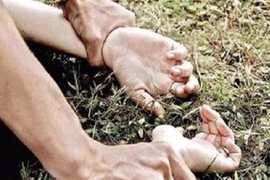 Cô bé 14 tuổi bị hiếp dâm, nằm bất tỉnh trên đường