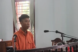 Đến đón con đi học, tiện chôm đồ của... vợ cũ