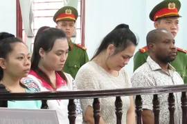 Cầm cố cả nhà để được... nhận quà từ nước ngoài