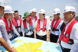 Nạo vét luồng vào sông Hậu gặp khó vì dân phản đối