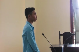 Thanh niên trợn mắt ép học sinh bỏ tiền vô... ống heo