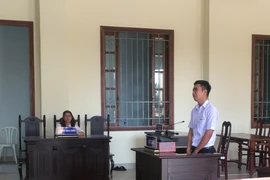 Cuối năm, bị cáo ra tòa khóc tu tu...