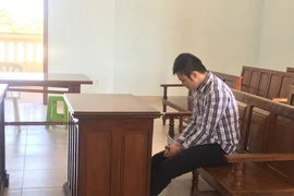 Hiếp dâm con gái của người yêu cũ 