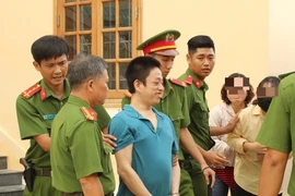 Tiếng khóc đau lòng của con gái khi cha nhận án tử hình