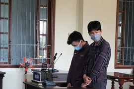 Bắt giam tại tòa 2 bị cáo tự ý xông vào nhà chém người