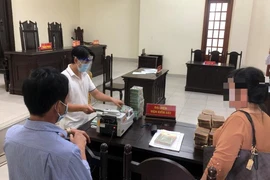 Đương sự mang bao tiền hơn 6,5 tỉ đồng đến tòa chia thừa kế