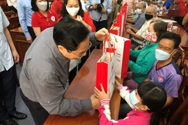 Thủ tướng thăm hỏi, tặng quà Tết cho người dân ở Cần Thơ