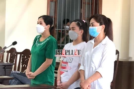 Nghe VKS đề nghị mức án, mẹ ôm chầm con gái khóc lớn tại tòa