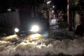 Nhiều tuyến đường ở Cần Thơ ngập nặng sau cơn mưa lớn vào chiều tối