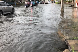 Mưa lớn đầu ngày, nhiều tuyến đường ở Cần Thơ lại ngập