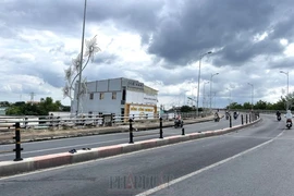 TP Cần Thơ: Vì sao dải phân cách giao thông đường Trần Hoàng Na lại đẹp mà cầu Cái Răng thì không?