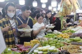 Người dân nườm nượp đổ về Lễ hội Bánh dân gian Nam Bộ ở Cần Thơ trước giờ khai mạc