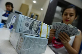 Giá USD liên tục tăng, vàng khởi sắc trở lại