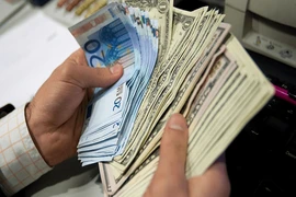 Giá vàng lao dốc, USD lặng im