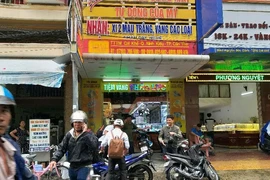Anh thợ điện đổi 100 USD có thể được miễn, giảm tiền phạt