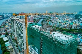 Cất nóc dự án xanh Diamond Lotus Riverside 