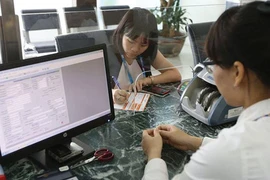 Các nhà băng lôi kéo 'thượng đế' bằng mọi cách