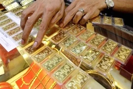 Giá vàng tiếp tục lao dốc