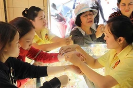 Giá vàng bật tăng trở lại, vượt mốc 42 triệu đồng/lượng