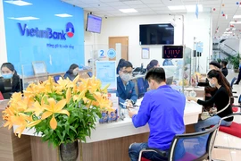 Lãi suất tiền gửi tiết kiệm rủ nhau giảm mạnh