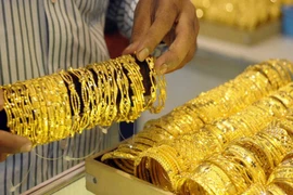 Giá vàng 'nhảy múa' liên tục, xô đổ mọi kỷ lục