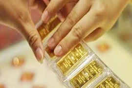 Giá vàng đột ngột lao dốc, mất cả triệu đồng mỗi lượng