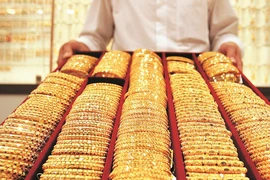 'Cá mập' tung chiêu, giá vàng mất ngay 4,5 triệu đồng/lượng