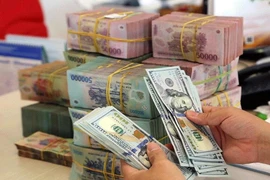 Lãi suất tiền gửi rơi thấp kỷ lục