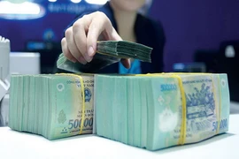 Nhà băng 'chạy đua' tăng tỉ lệ tiền gửi không kỳ hạn