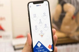 Bị phản ứng, ngân hàng đầu tiên giảm phí tin nhắn trở lại