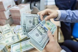 Giá USD diễn biến bất thường trên thị trường tự do