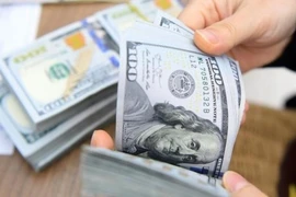 Giá đồng USD tăng mạnh, chênh lệch mua bán lên hơn 300 đồng