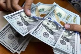 Giá USD 'chợ đen' ngược chiều ngân hàng