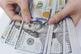Chênh lệch giá mua-bán USD ở ngân hàng lên gần 600 đồng