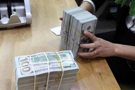Kẻ cười, người mếu vì đô la tăng giá