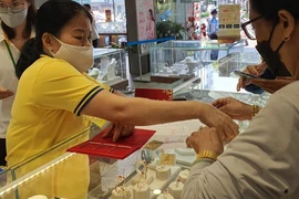 Vàng miếng SJC bật xa khỏi mốc 70 triệu đồng