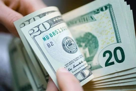 Giá USD tại các ngân hàng và chợ đen tăng mạnh